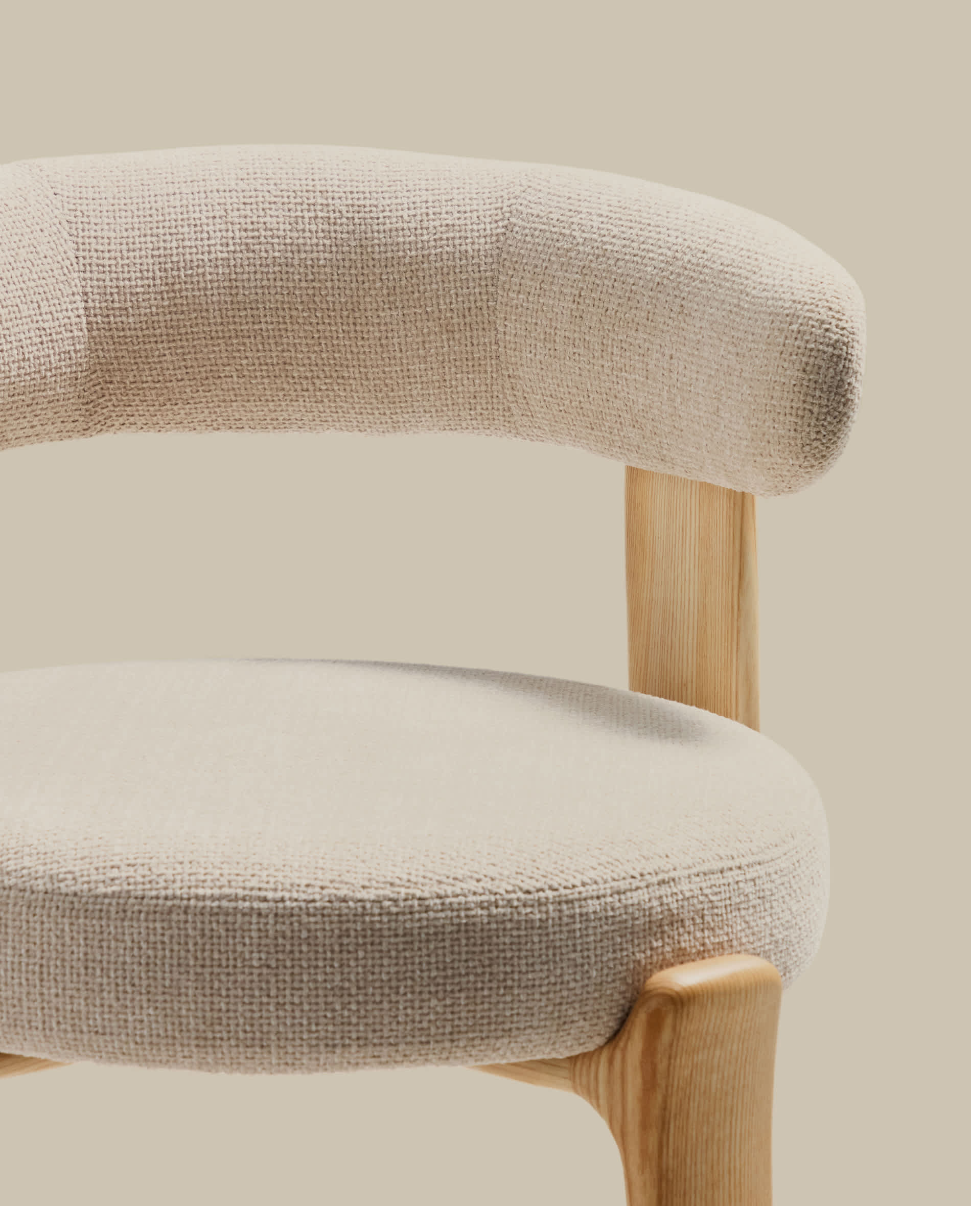 Granite fire-retardant stool with backrest in beige chenille and solid ash wood with natural-coloured finish FSC 100% 75cm