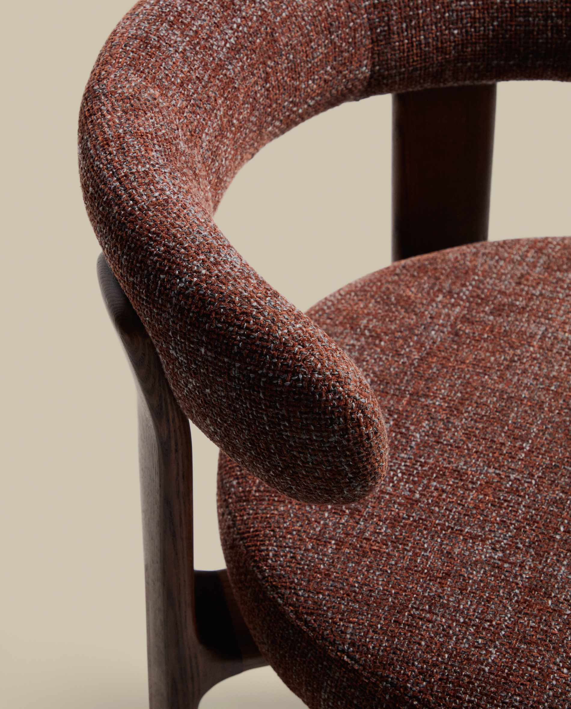 Granite fire-retardant stool with backrest in brown chenille and solid ash wood with walnut-coloured finish FSC 100% 75cm
