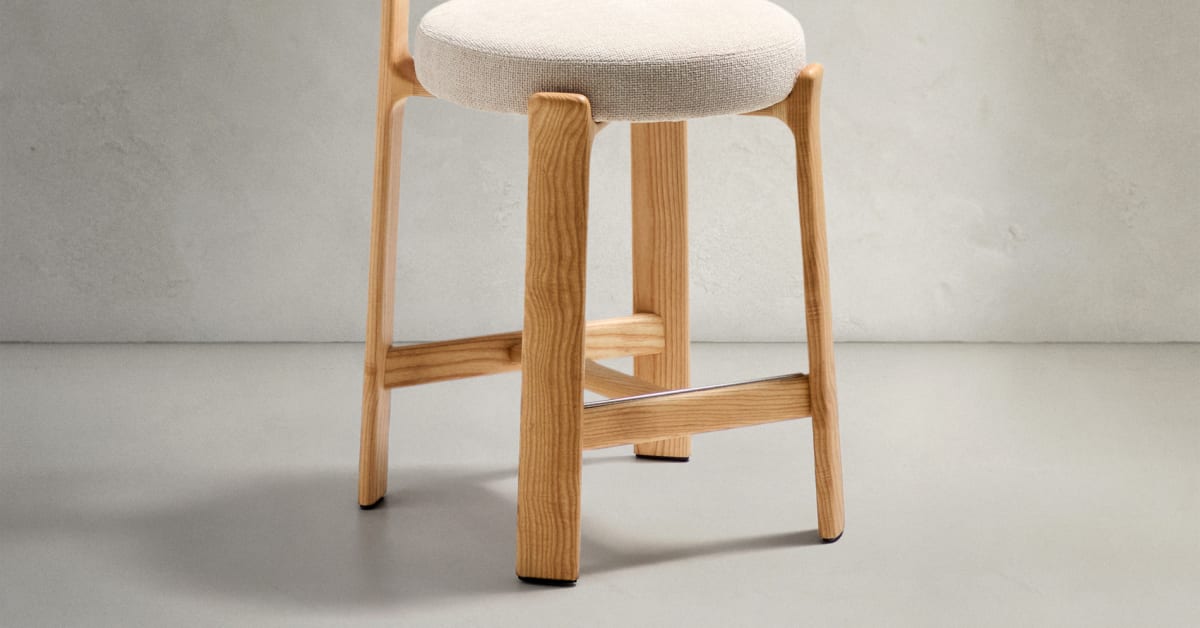 【超新作】 Granite stool in beige chenille and solid ash wood with アウトドア寝具