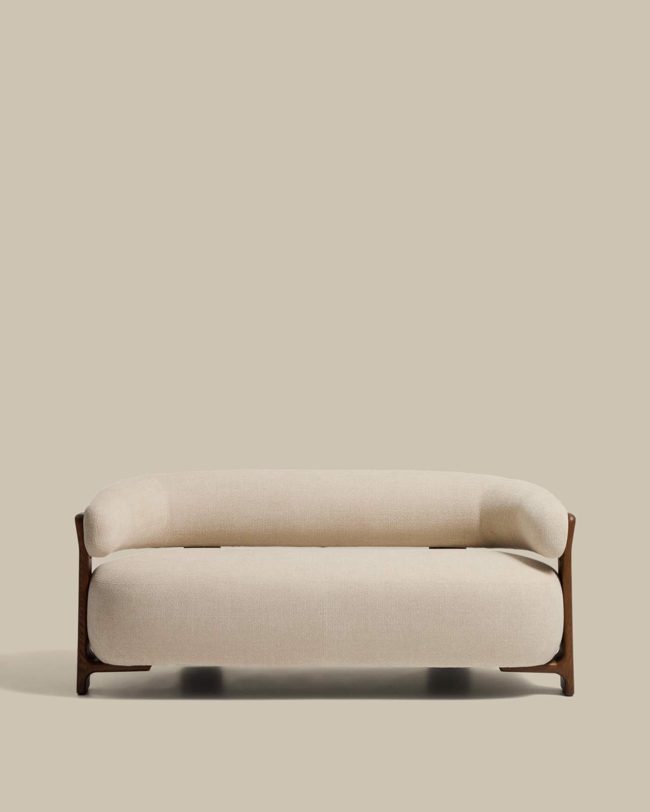 Granite 2-seater sofa in beige chenille with solid ash wood legs with walnut finish 155cm FSC 100%