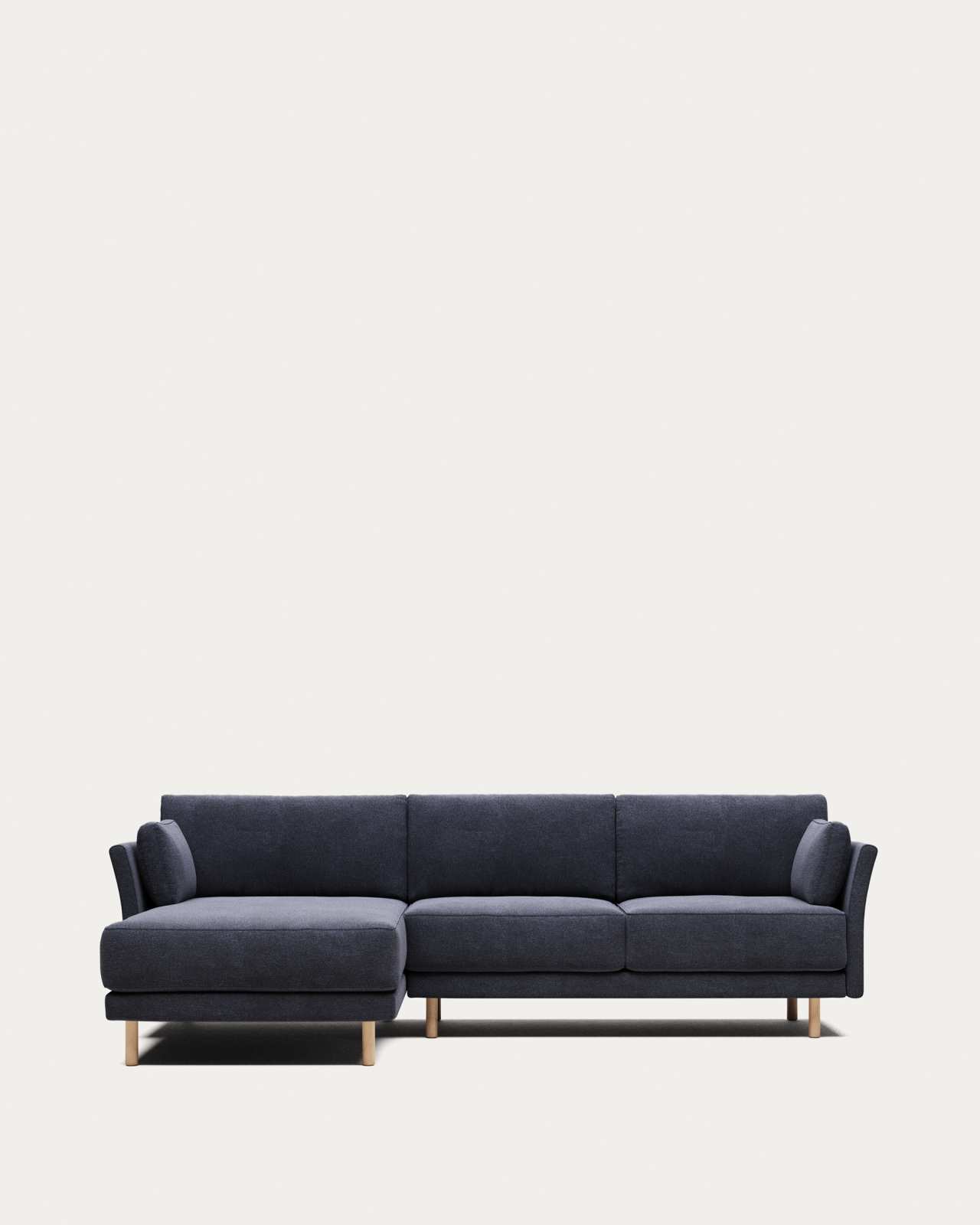 3-Sitzer-Sofa Gilma mit Chaiselongue rechts/links, schwer entflammbar mit blauer Chenille und Beinen mit naturfarbenem Finish, 260 cm