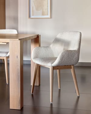 Καρέκλα Konna, λευκό ύφασμα fleece και πόδια σε μασίφ ξύλο οξιάς σε φυσικό φινίρισμα