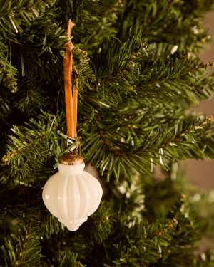 Zestaw 4 bombek świątecznych Irlo ze szkła z recyklingu w kolorze białym Ø 8 cm