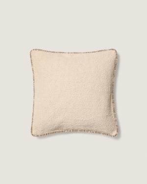 Housse de coussin Enari en coton beige avec liseré contrasté marron 50 x 50 cm