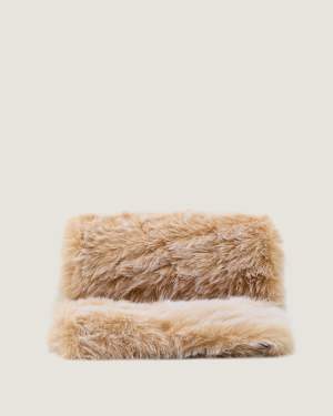Lisara ecru faux-fur blanket with strap 130 x 170 cm