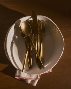 Ali 16-piece gold cutlery set
