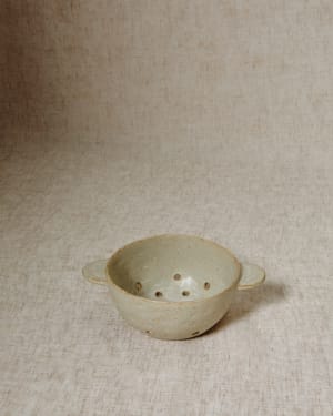 Zunel beige ceramic strainer