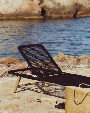 Dandara sun lounger with steel structure, black cord and solid acacia wood legs FSC 100%