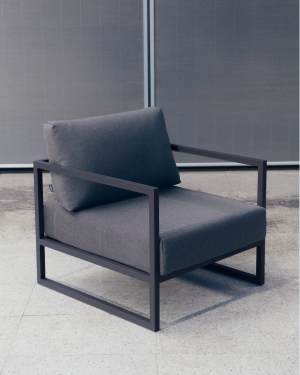 Comova 100% outdoor armchair in dark grey and black aluminium