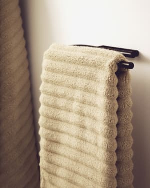 Black metal Arely towel rail