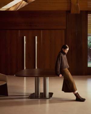 Stół Melvar z forniru orzechowego i nogi z podstawą ze szczotkowanej stali nierdzewnej 121 x 121 cm