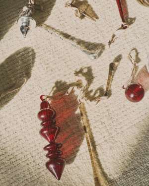 Oranel set of 2 red recycled glass hanging ornaments Ø 10 cm