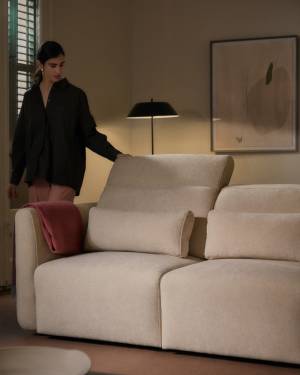 Canapé Lares 3 places avec sièges coulissants électriques et appui-tête inclinable en chenille beige 240 cm