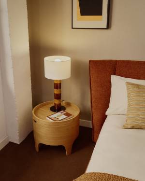 Lampe de table Mavran avec pied en céramique couleur marron et moutarde et abat-jour en coton