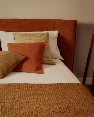 Nuval cushion cover in red structured fabric 50 x 50 cm