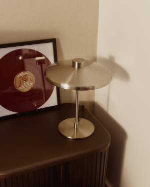 Lampe de table Nuvira en métal brossé gris clair