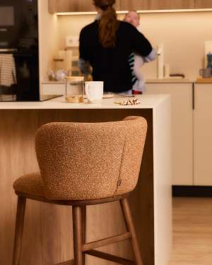 Sgabello Ciselia in ciniglia spessa terracotta e gambe in legno massiccio di frassino con finitura noce FSC Mix Credit 65 cm