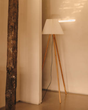 Benicarlo vloerlamp in massief rubberhout met een natuurlijke, beige afwerking