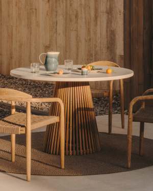 Mesa redonda de exterior Alcaufar de madera maciza de teca y cemento blanco Ø 120 cm