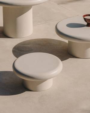 Addaia runder Couchtisch aus weißem Zement Ø 66 cm