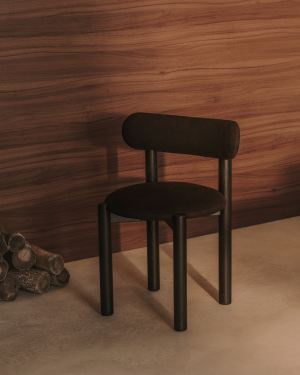 Sedia Nebai in ciniglia nera con struttura in legno massiccio di rovere finitura nera FSC MIX Credit