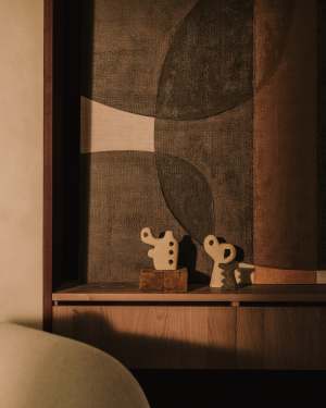 Arif stone sculpture in a beige finish, 20 cm