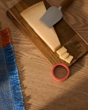 Δίσκος σερβιρίσματος Zairin από ξύλο ακακίας και ροζ μέταλλο 100% FSC