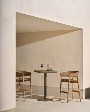 Tavolo alto da esterno Esilda con piano in cemento verde 70 x 70 cm e piede in acciaio verde Ø 55 x 96 cm