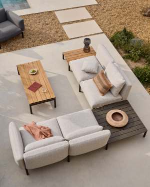 Modulares Outdoor-Ecksofa Sorells mit 4 Sitzplätzen mit beigefarbener Polsterung und grauem Aluminium, mit Tisch aus Teakholz, 353 x 316,5 cm, FSC 100 %