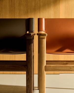 Sedia Jan realizzata in fibre di cuoio riciclato marrone chiaro e legno massiccio di frassino con finitura in tono naturale FSC 100%