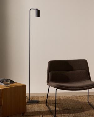 Manie staande lamp gemaakt van metaal met zwarte afwerking met gietijzeren effect