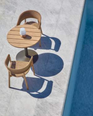 Esilda outdoor round table with FSC 100% acacia top Ø80cm and green steel base Ø55x72cm