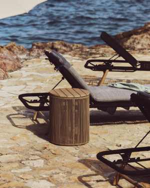 Bijzettafel Dandara van staal, beige touw en massief acaciahout Ø40 cm FSC 100%.