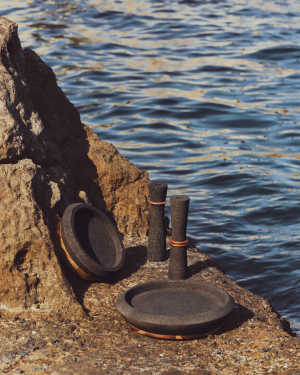 Naro tafelstuk van zwarte steen en teakhout Ø38 cm