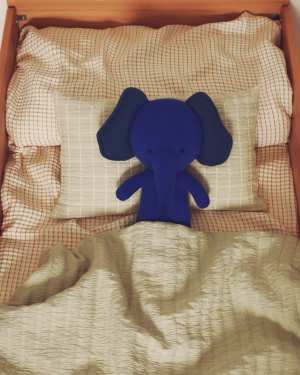 Elefante di peluche Tandani in maglia blu