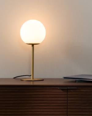 Lampe de table Brisia en métal finition laiton brossé avec 1 boule en verre dépoli Ø 15 cm