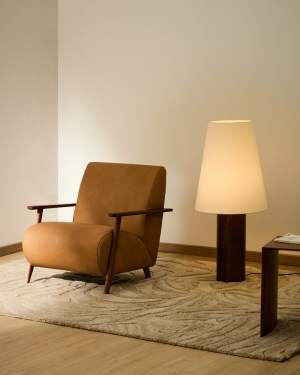 Meghan fauteuil in bruin leer en massief essenhout met afwerking in notalaartoon FSC Mix Krediet