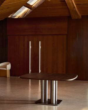 Tisch Melvar aus Nussbaumfurnier und Beine mit gebürsteter Edelstahlbasis 150 x 150 cm