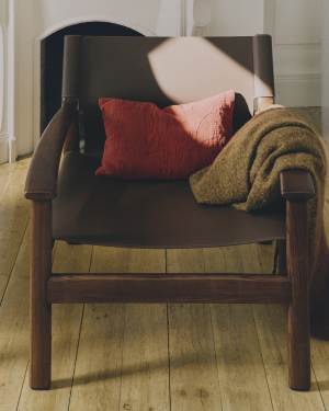 Jan armchair made of dark brown recycled leather fibres and FSC 100% solid ash wood with walnut-coloured finish