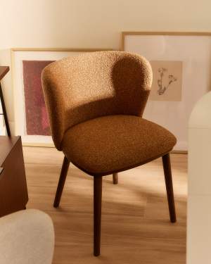 Stuhl Ciselia in dicker, terrakottafarbener Chenille mit Beinen aus massivem Eschenholz mit walnussholzfarbenem Finish, FSC Mix Credit