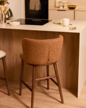 Hocker Ciselia in dicker, terrakottafarbener Chenille mit Beinen aus massivem Eschenholz mit walnussholzfarbenem Finish, FSC Mix Credit, 65 cm