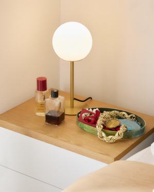 Brisia metal table lamp with brushed brass finish and 1 frosted glass ball Ø15cm