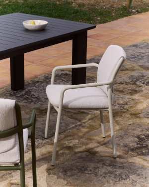 Cadira apilable Linosa d’alumini cru amb coixí beix