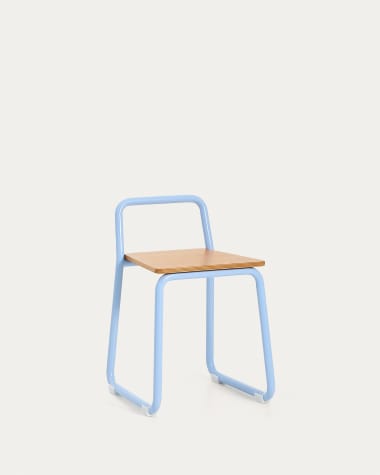 Stuhl Tinn aus Eschenfurnier und blauem Metallgestell.