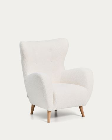 Sessel Patio in ecrufarbenem, schwer entflammbarem Lammfellimitat mit Beinen aus massivem Buchenholz, FSC Mix Credit