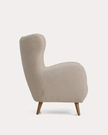 Sessel Patio in beigem, schwer entflammbarem Lammfellimitat mit Beinen aus massivem Buchenholz, FSC Mix Credit