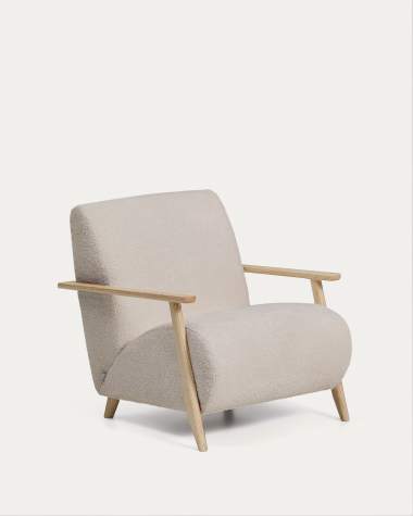 Sessel Meghan in beigem, schwer entflammbarem Lammfellimitat mit massivem Eschenholz mit naturfarbenem Finish, FSC Mix Credit