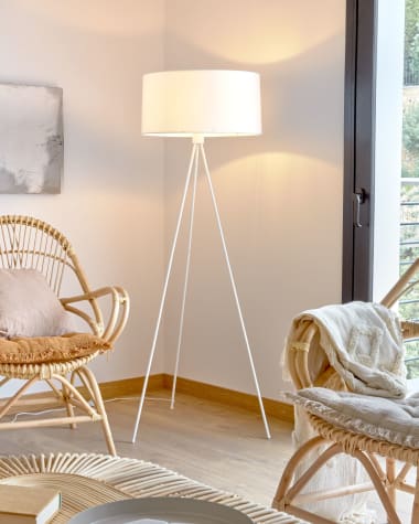 Ikia floor lamp in metal with white finish1