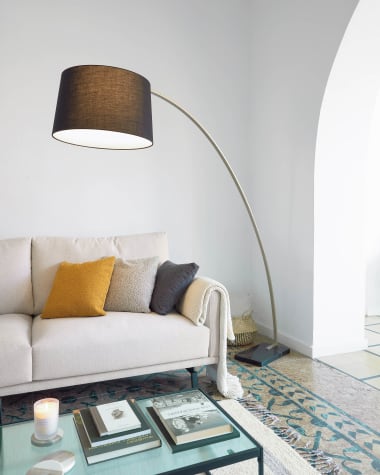 Juhe floor lamp with gold-coloured metal and black marble