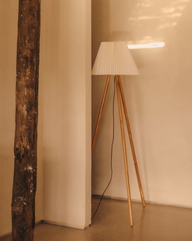 Benicarlo floor lamp in solid rubber wood with a natural, beige finish